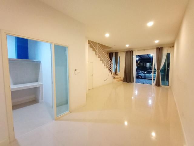 MRTลาดพร้าว101 เช่าบ้านกลางเมือง 3 ชั้น  4แอร์