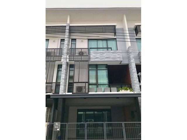 ทาวน์โฮม 3 ชั้น หมู่บ้านPlex บางนา fully furnished
