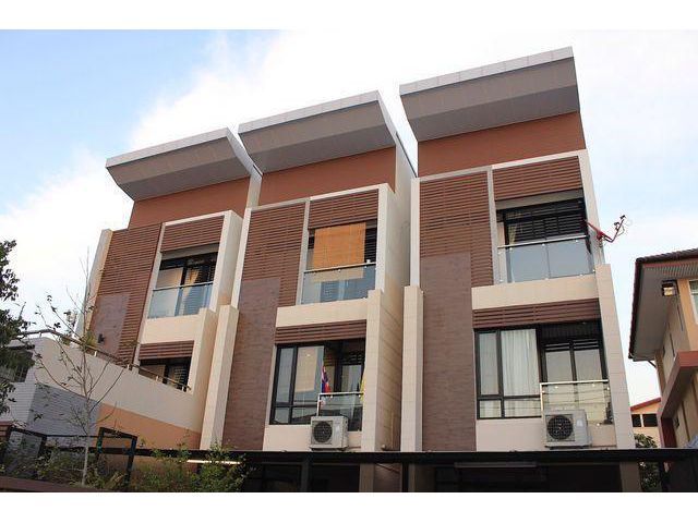 ให้เช่าทาวน์โฮม 3 ชั้นหลังมุม สไตล์โมเดิร์น