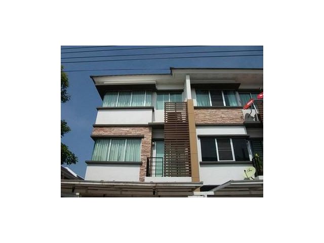 ทาวน์โฮม 3 ชั้น หลังมุม Town Plus พระราม 9