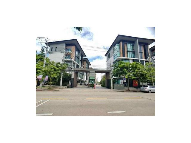 ทาวน์โฮม 2 หลัง Premium Place เอกมัย-รามอินทรา 2