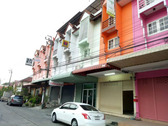 ให้เช่าอาคารพาณิชย์ 3 ชั้นครึ่ง หมู่บ้านร่มสุขวิลล่า2  ถนนรามคำแหง 96 ตรงข้าม The Paseo
