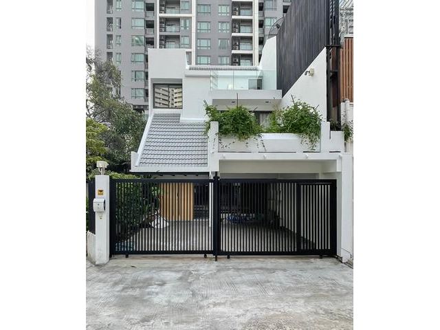 ให้เช่าทาวน์เฮ้าส์ 3ชั้นหลังมุม สุขุมวิท49 ใกล้BTS