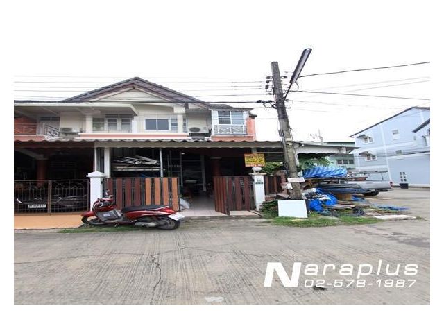 64090578 : ทาวน์เฮ้าส์ 2.5 ชั้น หลังมุม ม.เสนาวิลล่า 8 ถนนพระยาสุเรนทร์ 42 ของดีราคาถูก
