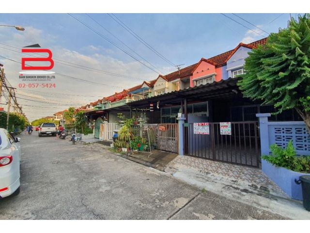 ทาวน์เฮาส์ 2 ชั้น โครงการ เลิศอุบล เนื้อที่ 19.7 ตรว. มี 2 ห้องนอน 2 ห้องน้ำ ถนนพหลโยธิน เขตสายไหม