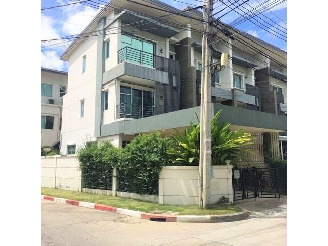 KT2ให้เช่าทาวน์โฮม หลังมุม Town Avenue Rama9 กรุงเทพกรีฑา 7 เนื้อที่ 36ตรว 165ตรม  3นอน 3น้ำ จอดรถ 2คัน  ติดต่อคุณ สมศัก