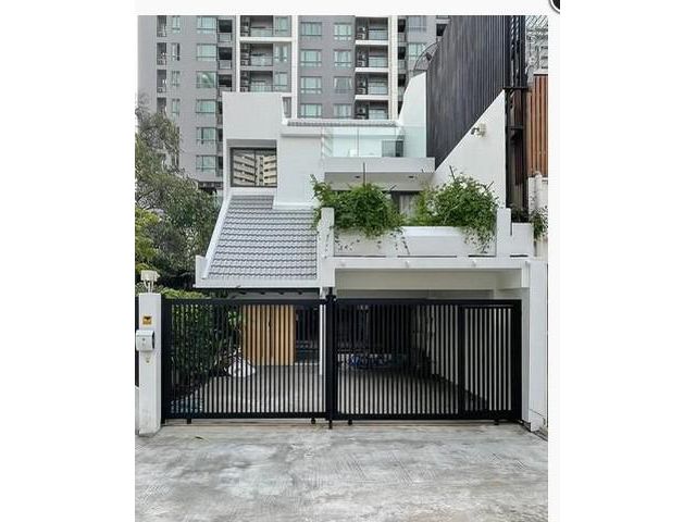 ให้เช่า ทาวน์โฮม 3 ชั้น  สุขุมวิท 49 พร้อมพงษ์