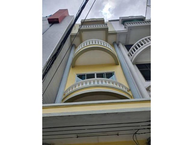 ให้เช่าอาคารพาณิชย์ 4 ชั้นครึ่ง ซอยสุขุมวิท 101
