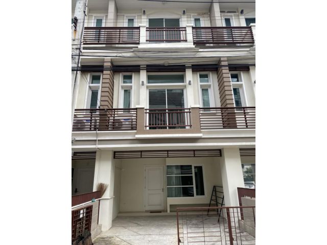 ให้เช่า ทาวน์โฮม 3 ชั้น Premium Place เอกมัย