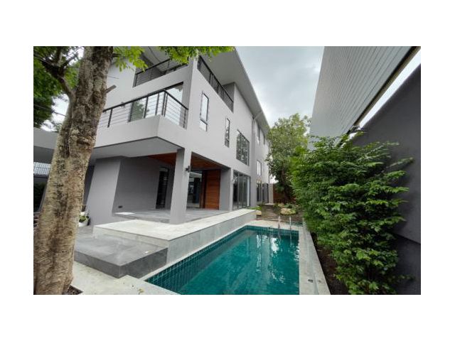 ให้เช่าบ้านเดี่ยว3 ชั้นพร้อมสระว่ายน้ำพัฒนเวศม์ 11
