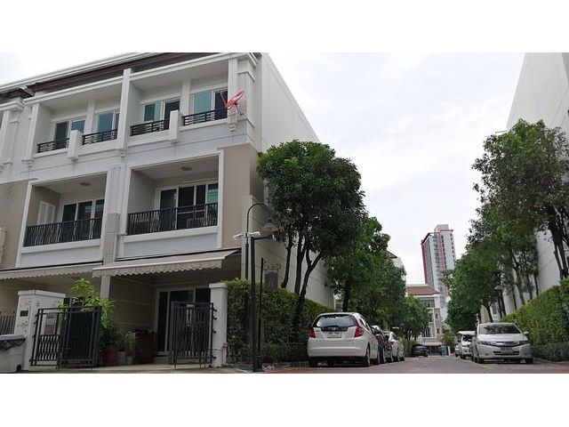 ขายบ้านกลางกรุงสาทร เจริญราษฎร์ 3 ชั้น หลังมุม