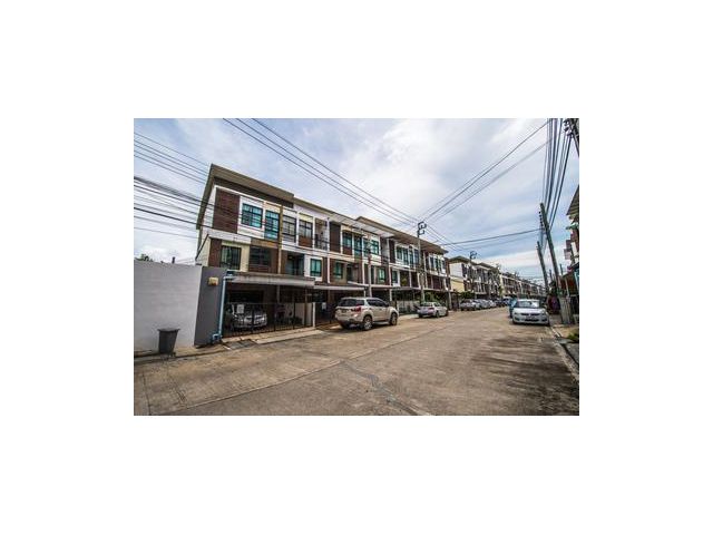 ขายบ้านทาวน์โฮม 3 ชั้น หมู่บ้าน ซิกเนเจอร์ เพชรเกษม หนองแขม กรุงเทพ
