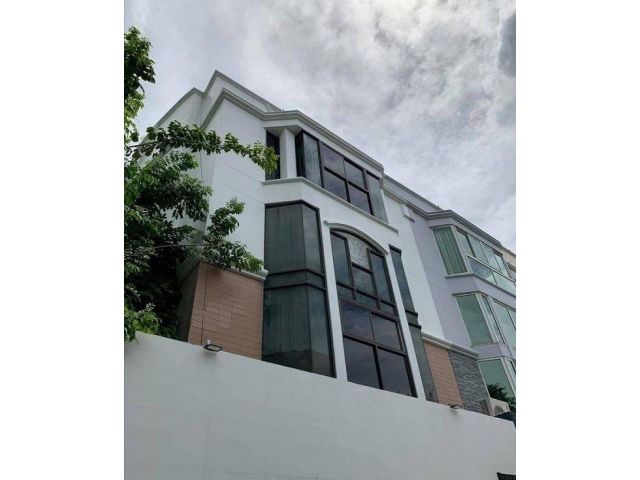 RT372 :: ให้เช่า Town house 4 ชั้น บ้านอารีย์ ในซอยอารีย์ 4 (ฝั่งเหนือ) ทำเลดีใกล้แหล่งชุมชุมและรถไฟฟ้า