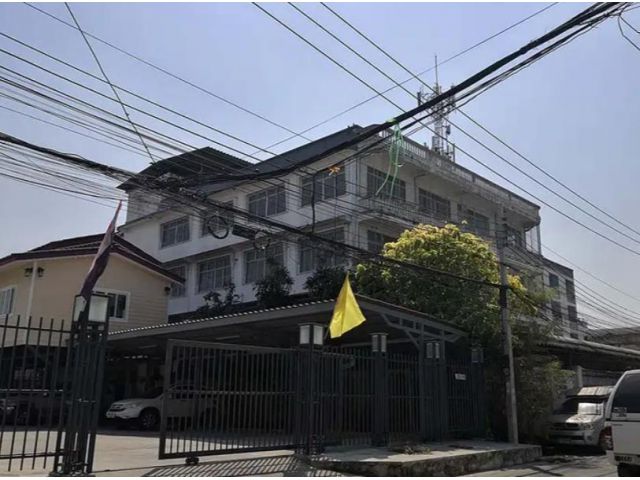 PR945ขายอาคารพาณิชย์4คูหา3ชั้นทะลุถึงกันหมดพร้อมลิฟท์ขนสินค้า มีชั้นลอย ดาดฟ้าและที่จอดรถ 163 ตร. ว พื้นที่ใช้สอยประมาณ