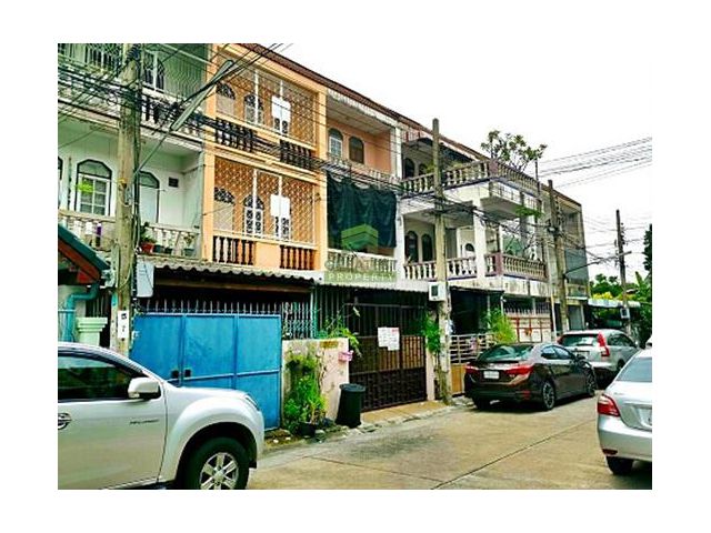 หมู่บ้านดีพร้อม จรัญสนิทวงศ์12 ขายด่วน ทาวน์โฮม 3 ชั้น เนื้อที่ 24 ตร.ว พร้อมอยู่ ทำเลดี ใกล้รถไฟฟ้าจรัญ
