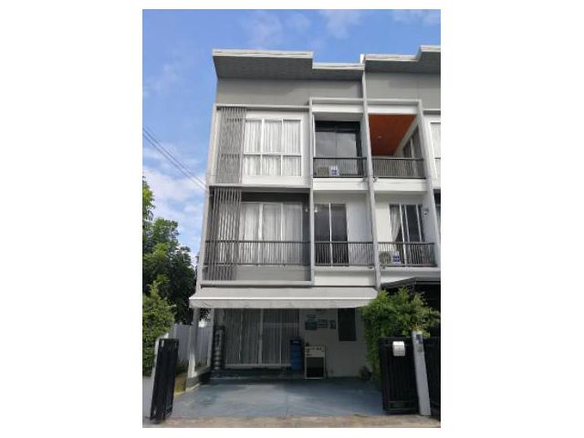 ขายทาวน์โฮม 3 ชั้น หมู่บ้านสัมมากร อเวนิว รามอินทราวงแหวน คลองสามวา กทม.