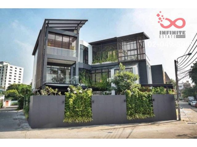 ขายบ้านเดี่ยว 3 ชั้น สไตล์โมเดิร์น 121 ตารางวา ซอยปรีดีพนมยงค์ 26 ถนนสุขุมวิท 71 พร้อมสระว่ายน้ำ