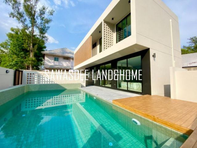 ขายบ้านสร้างใหม่ สไตล์โมเดิร์นพร้อมสระว่ายน้ำ ใกล้กาดฝรั่ง
