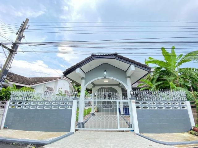 บ้านเดี่ยวชั้นเดียว #หมู่บ้านบัวทองเคหะ2 บางกรวย-ไทรน้อย หน้าบ้านไม่ชนใคร มีพื้นที่ด้านข้างสำหรับจัดสวนหย่อม ใกล้เซ็นทรัสเวสเกต เดินทางสะดวกด้วย MRT