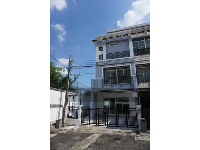 U1149 ให้เช่าทาวน์โฮม 3 ชั้น บ้านกลางเมือง เดอะรอยัลโมนาโค ศรีนครินทร์ - พัฒนาการ พร้อมเฟอร์บางส่วน ทำเลดีเดินทางสะดวกเข