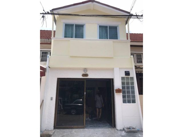 ทาวน์เฮาส์ 2 ชั้น #หมู่บ้านปรีชา 9 รามคำแหง 186  รีโนเวทใหม่ทั้งหลัง มีระเบียงด้านหน้า ต่อเติมชั้นล่างเต็มพื้นที่ เดินทางสะดวกใกล้รถไฟฟ้าสายสีส้ม