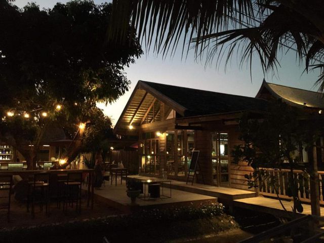 ขายกิจการร้านอาหาร บ้านสันป่าตอง เนื้อที่ 4 ไร่ ราคา 15 ล้าน ในที่ดินมี อาคาร 5 หลัง