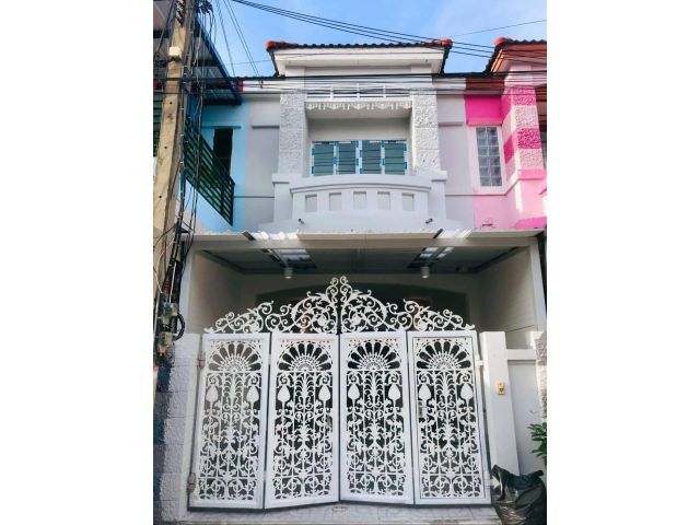 ทาวน์เฮาส์  2 ชั้น #หมู่บ้านบุศรินทร์1 มีระเบียงด้านหน้า ตกแต่งสวย พร้อมอยู่ ตั้งอยู่ติดถนนลำลูกกาคลอง  2 เดินทางสะดวกใกล้สถานีรถไฟฟ้าสายสีเขียวเข้ม