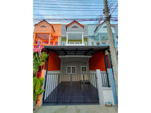 ทาวน์เฮ้าส์ 2 ชั้น #หมู่บ้านชากรวิลล์ ตกแต่งใหม่พร้อมอยู่ มีระเบียงด้านหน้า ชั้น 2 มีรถตู้และรถเมล์สาย 131 ผ่านหมู่บ้าน ใกล้สนามบางกอกอารีน่า