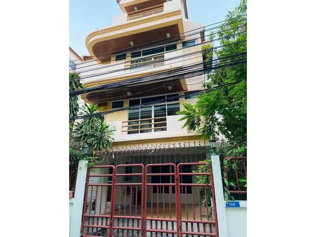 ให้เช่า #บ้านเดี่ยว 4 ชั้นหลังมุม #สุขุมวิท31 แยก2  พร้อมเฟอร์นิเจอร์ มีกล้องวงจรปิด มีดาดฟ้าด้านบน เดินทางสะดวกใกล้รถไฟฟ้าพร้อมพงษ์