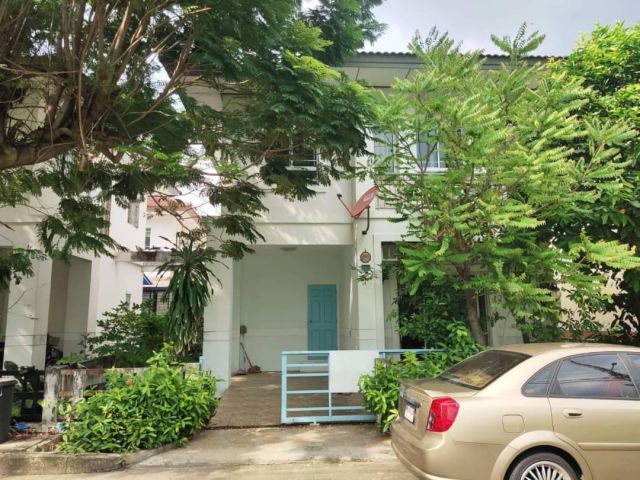 บ้านเดี่ยว 2 ชั้น #หมู่บ้านพร้อมพัฒน์1 บ้านทำเลดี บรรยากาศร่มรื่น ด้านหน้าติดสวนหย่อม เดินทางเข้า - ออกได้หลายเส้นทาง ใกล้จุดลงทางด่วนจตุโชติ กม.8