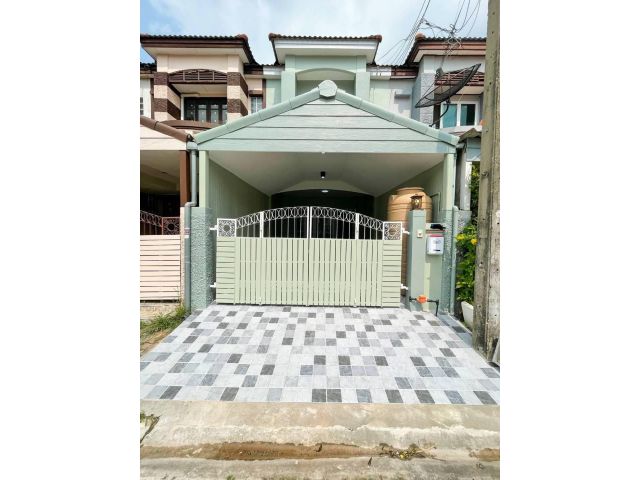 ทาวน์เฮาส์  2 ชั้น หน้าบ้านหันทิศใต้ #หมู่บ้านบุศรินทร์ คลอง2 รีโนเวทใหม่ทั้งหลัง บ้านสวย พร้อมอยู่ ทาสีใหม่โทนสีพาสเทล ถนนหน้าบ้านกว้างขวาง