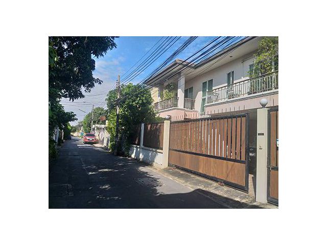 ขายบ้านเดี่ยว 2 ชั้น ขนาด 60 ตรว. ตั้งอยู่ ถนนพหลโยธิน35 เขตจตุจักร กรุงเทพ โทร 081-5413141