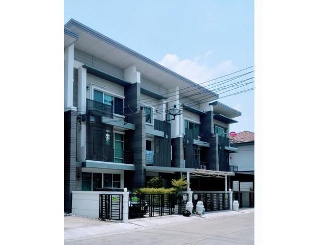 ให้เช่าทาวน์โฮม 3 ชั้น  ทาวน์อเวนิว กรุงเทพกรีฑา7