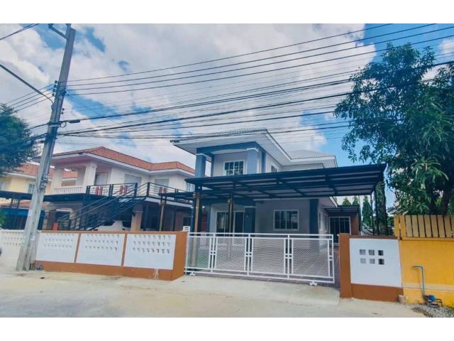ขายบ้านเดี่ยว 2 ชั้น #หมู่บ้านอริสรา4 รีโนเวทใหม่ มีระเบียงชั้น 2 ด้านหน้าปูหญ้า โครงการอยู่บนถนนทางหลวงชนบท นบ.1016 เดินทางสะดวกใกล้ถนนกาญจนาฯ