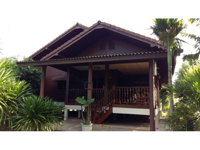 บ้านทรงไทยสวยๆพร้อมที่ดิน 3 ไร่ แถวห้างฉัตร