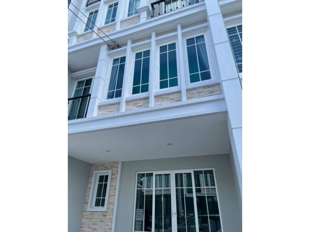 ขายทาวน์โฮม 3 ชั้น สไตล์อังกฤษ  โครงการโกลเด้นซิตี้ แจ้งวัฒนะ-เมืองทอง
