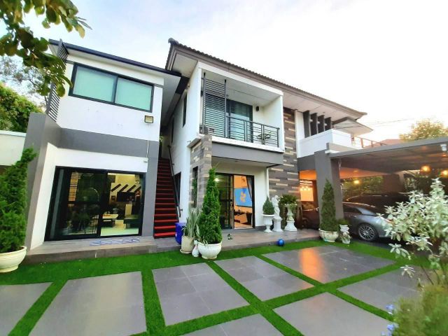 บ้านเดี่ยว 2 ชั้นพร้อมต่อเติมเพิ่ม 1 หลังด้านข้าง #โครงการฮาบิเทียปัญญาอินทรา2 มีสวนน้ำตก บ่อปลาคราฟ