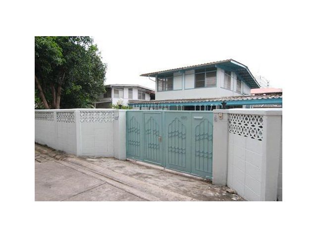 U1156 ให้เช่าบ้านเดี่ยว 2 ชั้น หมู่บ้านมิตรภาพ ถนนศรีนครินทร์ 38  ปากซอย 38 ตรงข้ามซีค่อนสแควร์  บ้านใหญ่มีเนื้อที่รอบบ้