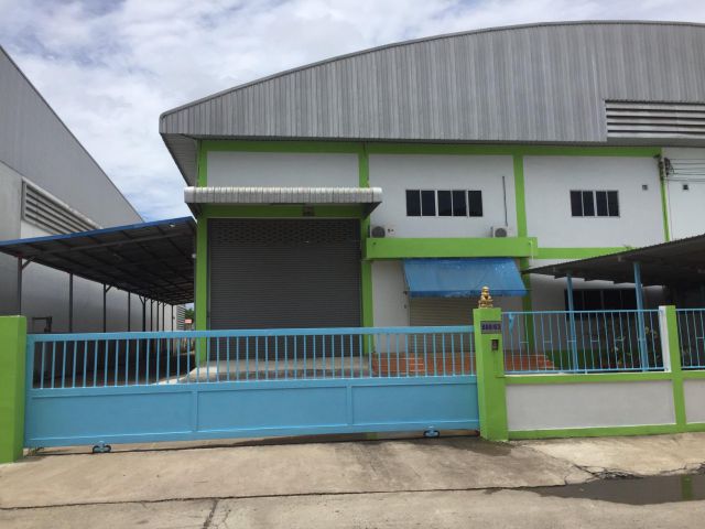 ขายโรงงาน ขายโกดังพร้อมเครน พร้อมออฟฟิศ มี รง 4 ตั้งอยู่ถนนบางนา กม 12 ซอยยิ่งเจริญ  พื้นที่ขนาด 1,200 ตารางเมตร