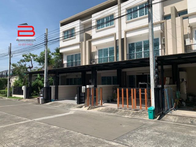 ทาวน์โฮม หมู่บ้าน ลุมพินี ทาวน์ เพลส สุขุมวิท 62 เนื้อที่ 24.5 ตรว. ถนนสุขุมวิท เขตพระโขนง