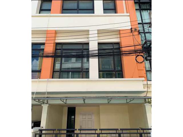 ทาวน์เฮาส์ 3 ชั้น  ถนนเทพรัตน์ ใกล้ไบเทคบางนา