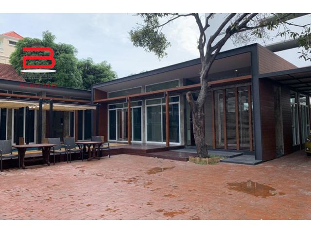 ที่ดิน+บ้าน 1 ชั้น ซอยสมาหาร , ซอยสุขุมวิท 4 เนื้อที่ 130 ตรว. มี 2 นอน 4 น้ำ ถ.สุขุมวิท เขตคลองเตย