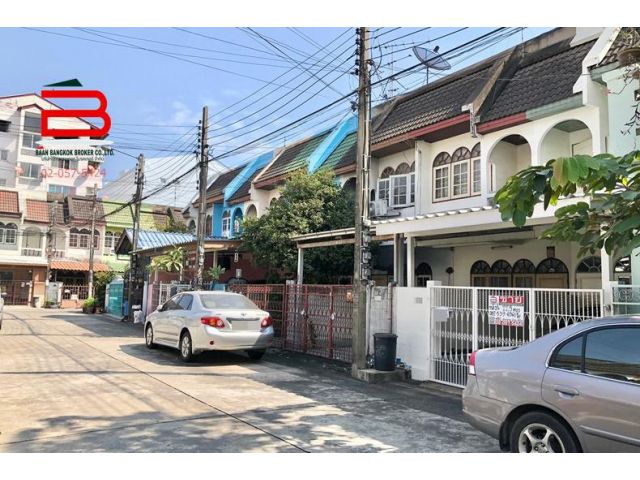ทาวน์เฮาส์ 2 ชั้น โครงการ ศิรินเทพ เนื้อที่ 22.5 ตรว. มี 2 ห้องนอน 2 ห้องน้ำ ถนนหัวหมาก เขตบางกะปิ