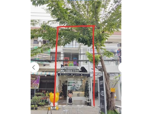 ขายอาคารติดถนนใหญ่ 3.5 ชั้น. ใกล้สนามบินน้ำ