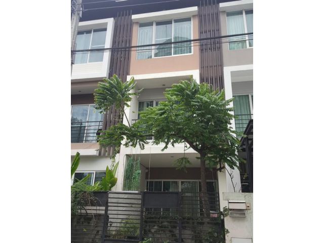 ให้เช่าทาวน์โฮม 3 ชั้น พร้อมเฟอร์ฯ ย่านนนทรี