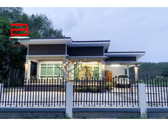 บ้านเดี่ยว 1 ชั้น หลังอำเภอเวียงสระ เนื้อที่ 2 ไร่ 3 งาน 80 ตรว. มี 2 นอน 3 น้ำ จ.สุราษฎร์ธานี