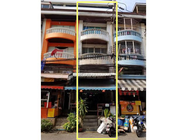 ขายตึกแถว อาคารพาณิชย์ 3 ชั้นครึ่ง หน้าหมู่บ้านพิเชษฐ์ (ซอยร่มเกล้า 2 ติดกับมหาลัยเกษมบัณฑิต)