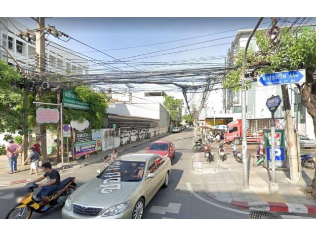 ขาย ที่ดินพร้อมสิ่งปลูกสร้าง หัวมุม ซอยปรีดีพนมยงค์ 26 ซอยพัฒนเวศน์