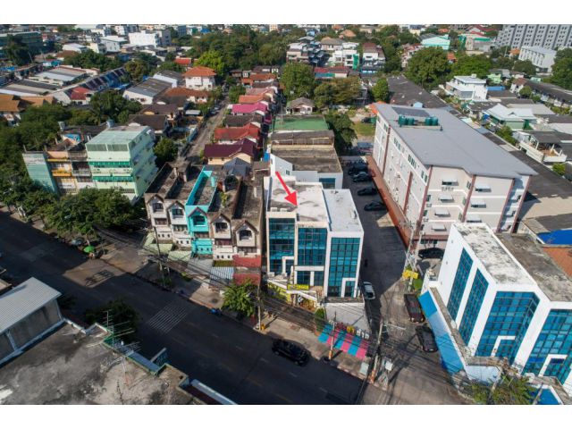 ขายตึก 4ชั้น 2คูหา ติดถ.ลาดพร้าววังหิน 41ตรว.