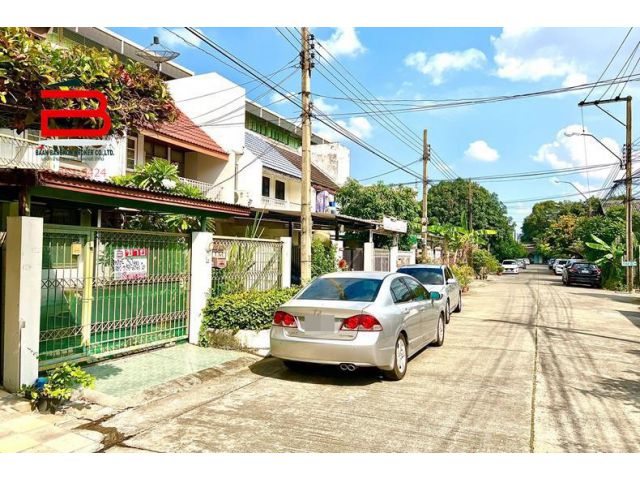 ทาวน์เฮาส์ 2 ชั้น โครงการ ป.ธนานิเวศ เนื้อที่ 30 ตรว. ถนนพหลโยธิน เขตจตุจักร